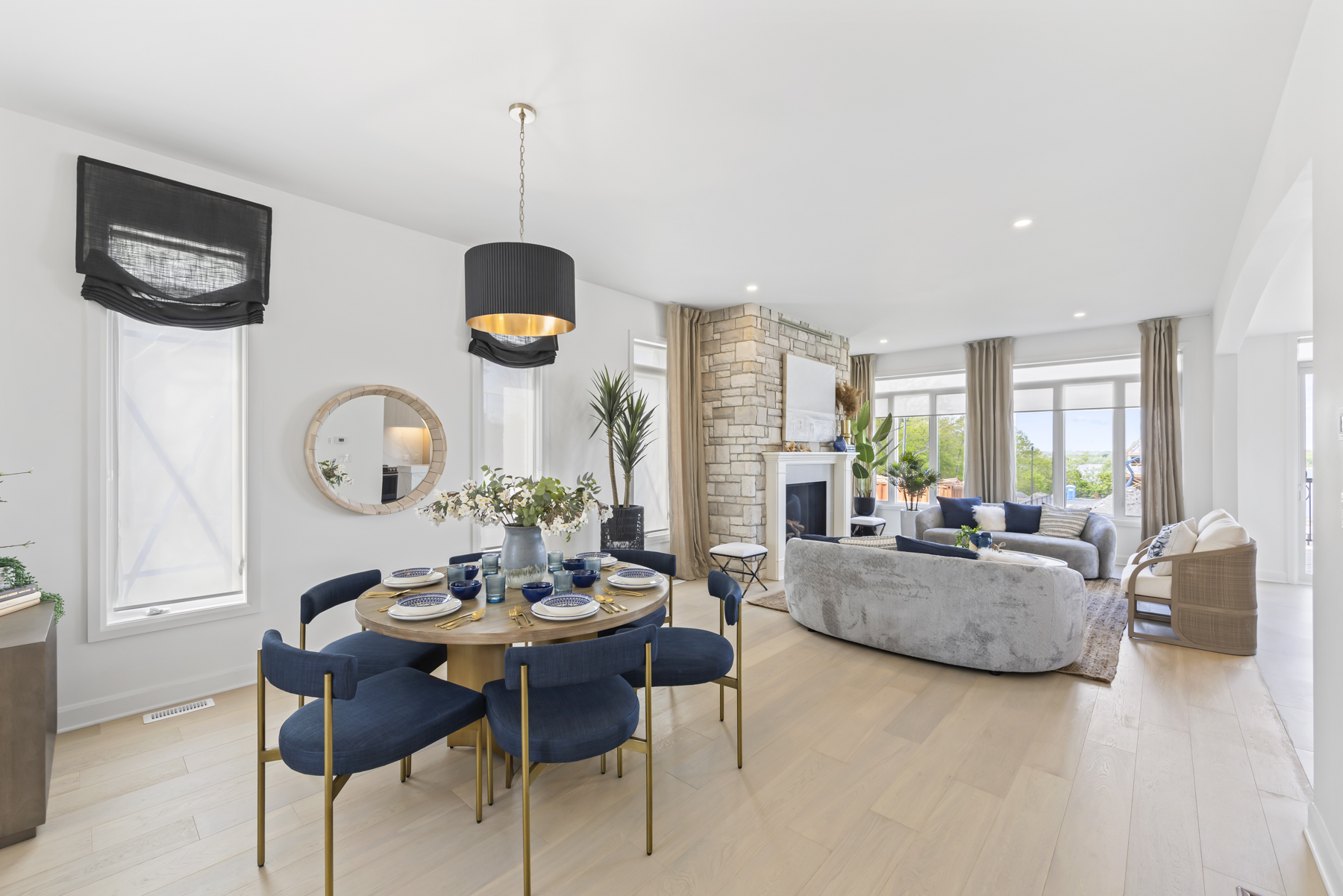 Open concept livingroom and dining room